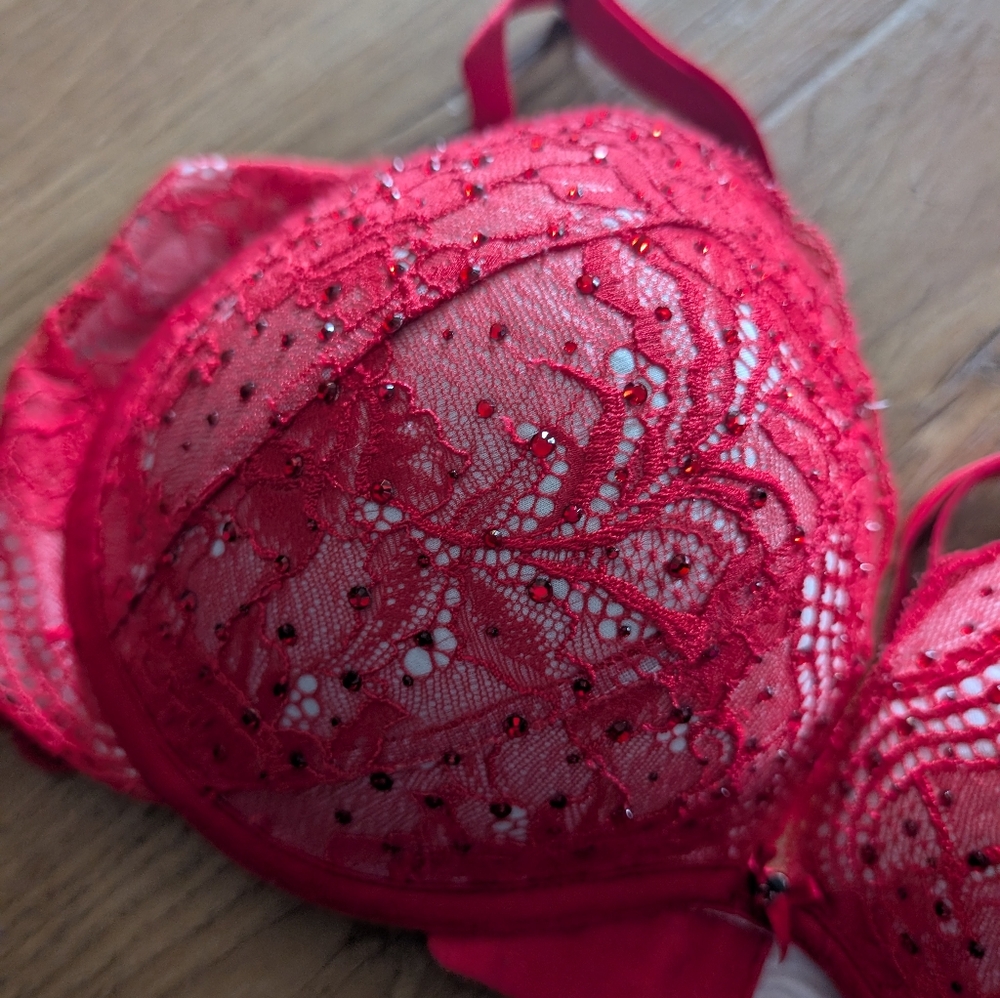 Elegant Red‎ Lace Victoria Secret Bra - Picture 2 of 3
